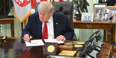 Trump pide bajar el precio de la gasolina a 2,50 dólares por galón y critica impuestos en California