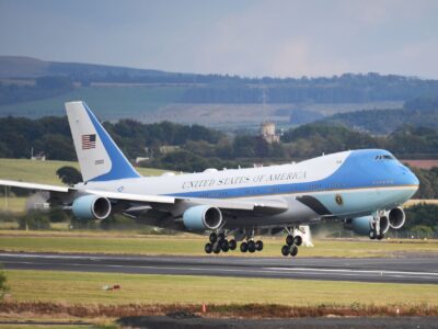 Trump jubila el Air Force One histórico y desata polémica al adoptar avión donado por Catar