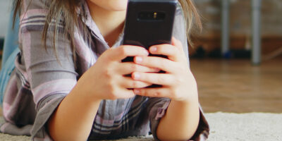 EAU endurece el acceso a redes sociales y exige controles de edad obligatorios