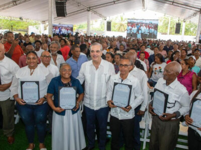 Presidente Abinader beneficia a 1,099 familias con entrega de títulos de propiedad en Villa Linda, Palmarejo y Pantoja