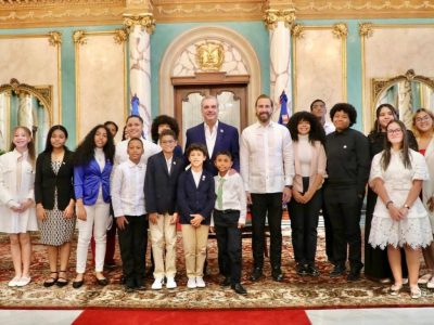 Abinader recibe en el Palacio Nacional a 30 estudiantes dominicanos destacados en el extranjero
