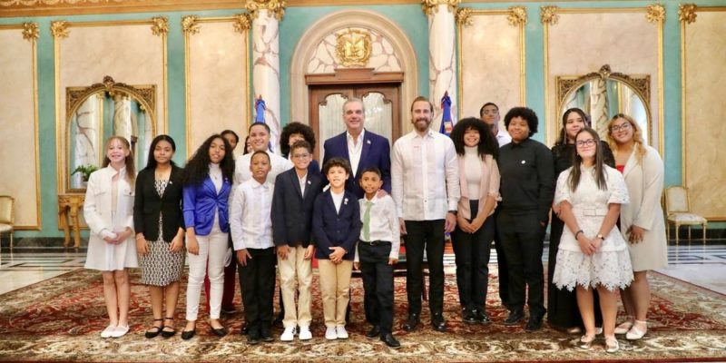 Abinader recibe en el Palacio Nacional a 30 estudiantes dominicanos destacados en el extranjero
