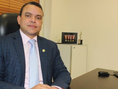 Julio Landrón propone revisar artículos del Código Penal sobre la práctica médica