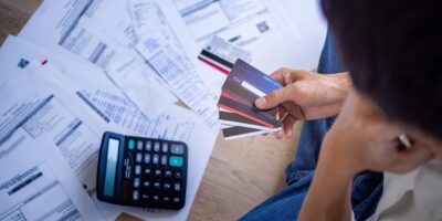 Informe advierte que la falta de educación financiera impulsa el endeudamiento del 35 % de la comunidad latina en Estados Unidos