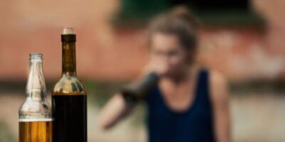Estudio advierte que el alcohol puede afectar la salud física y mental incluso con un consumo moderado