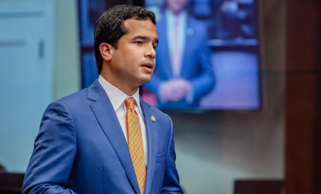 Omar Fernández afirma que toda disposición que afecte la libertad de expresión debe ser modificada