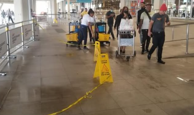 Filtración en techo del AILA genera molestias a pasajeros durante las lluvias