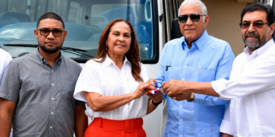 Gobierno entrega cuatro autobuses para fortalecer el transporte estudiantil en Duarte