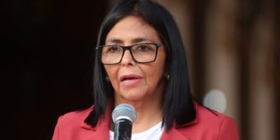 Delcy Rodríguez condecora y despide a rescatistas de más de 20 países tras los terremotos