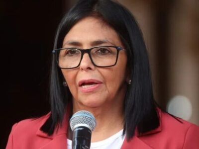 Delcy Rodríguez condecora y despide a rescatistas de más de 20 países tras los terremotos