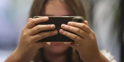 Francia aprueba la prohibición de redes sociales para menores de 15 años, pionera en Europa