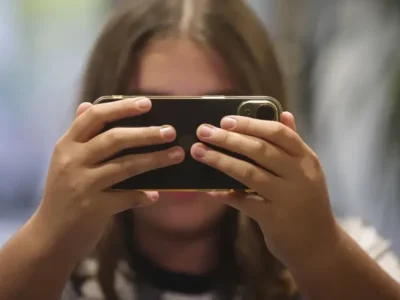Francia aprueba la prohibición de redes sociales para menores de 15 años, pionera en Europa