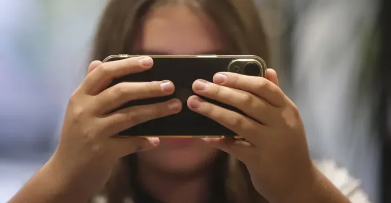 Francia aprueba la prohibición de redes sociales para menores de 15 años, pionera en Europa