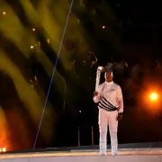 Félix Sánchez recibe entre lágrimas la antorcha de los Juegos Centroamericanos y del Caribe Santo Domingo 2026