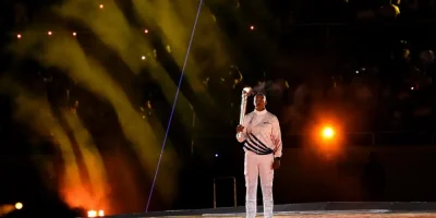 Félix Sánchez recibe entre lágrimas la antorcha de los Juegos Centroamericanos y del Caribe Santo Domingo 2026