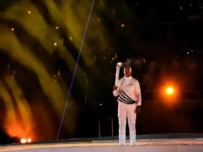 Félix Sánchez recibe entre lágrimas la antorcha de los Juegos Centroamericanos y del Caribe Santo Domingo 2026
