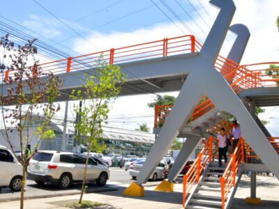 Rehabilitan puente peatonal en la avenida Ortega y Gasset tras 22 años fuera de servicio