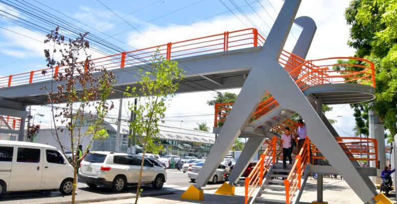 Rehabilitan puente peatonal en la avenida Ortega y Gasset tras 22 años fuera de servicio