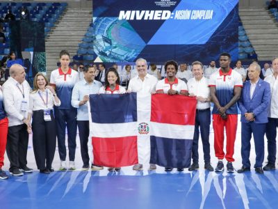 Abinader inaugura pabellones deportivos y entrega la bandera a la delegación dominicana para los Juegos Centroamericanos y del Caribe
