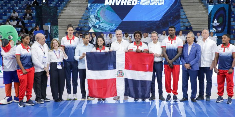 Abinader inaugura pabellones deportivos y entrega la bandera a la delegación dominicana para los Juegos Centroamericanos y del Caribe