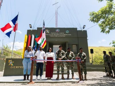 Ejército entrega remozados los puestos fronterizos Los Cacaos y El Corte en Elías Piña