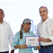 Abinader reconoce el esfuerzo de los padres dominicanos y los exhorta a proteger sus familias
