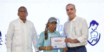 Abinader reconoce el esfuerzo de los padres dominicanos y los exhorta a proteger sus familias
