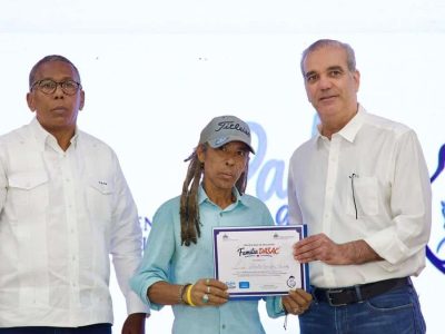 Abinader reconoce el esfuerzo de los padres dominicanos y los exhorta a proteger sus familias