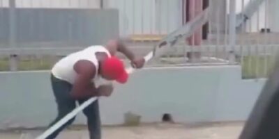 Captan a hombre destruyendo una señal de tránsito en una calle de Santo Domingo