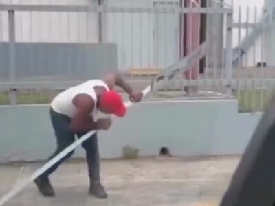 Captan a hombre destruyendo una señal de tránsito en una calle de Santo Domingo