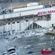 Aumentan a tres los fallecidos y más de 200 los heridos tras fuerte terremoto en Japón
