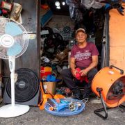 Dominicanos buscan alternativas para enfrentar las altas temperaturas que afectan al país