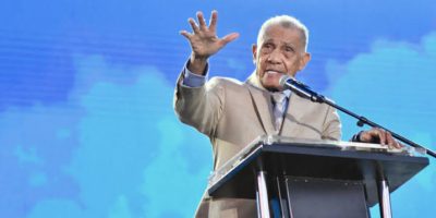 Ezequiel Molina asegura que la Biblia permanece en el escudo de la nueva cédula
