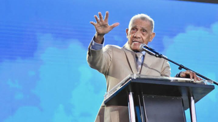 Ezequiel Molina asegura que la Biblia permanece en el escudo de la nueva cédula