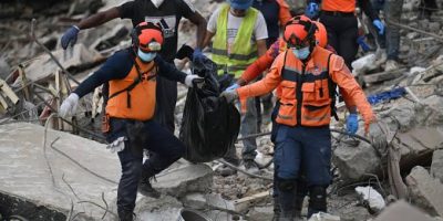 Aumentan a más de 4,800 las muertes por los terremotos