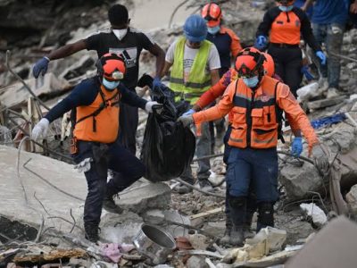 Aumentan a más de 4,800 las muertes por los terremotos
