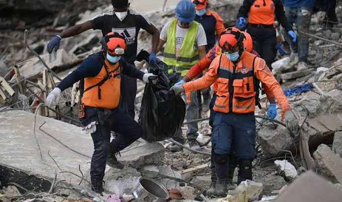 Aumentan a más de 4,800 las muertes por los terremotos