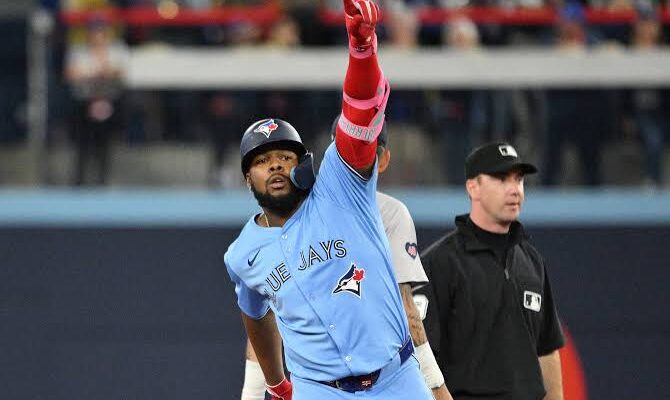 Vladimir Guerrero Jr. rompe su sequía de jonrones en la contundente victoria de los Azulejos