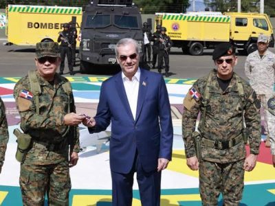 Abinader entrega nuevas unidades a las Fuerzas Armadas y resalta la seguridad fronteriza del país