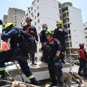 Rescatistas trabajan para salvar a tres personas atrapadas bajo escombros 29 días después de los terremotos en Venezuela