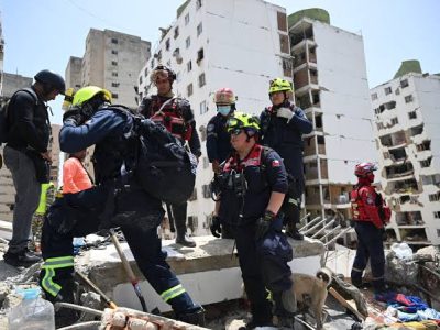 Rescatistas trabajan para salvar a tres personas atrapadas bajo escombros 29 días después de los terremotos en Venezuela