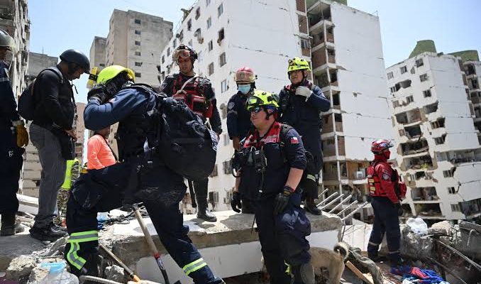 Rescatistas trabajan para salvar a tres personas atrapadas bajo escombros 29 días después de los terremotos en Venezuela