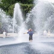 Millones de personas en EE. UU. permanecen bajo alertas por calor extremo y lluvias intensas