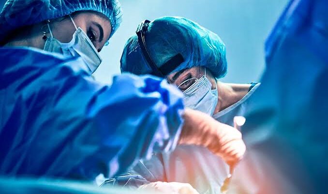 Cirugía plástica va más allá de la estética y mejora la salud y la calidad de vida, afirma especialista