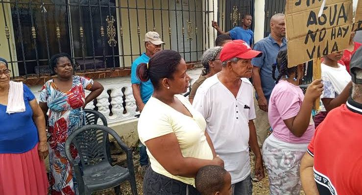 Residentes de El Valle denuncian más de 20 días sin servicio de agua potable