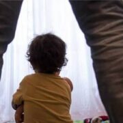Detienen a extrabajador de guarderías acusado de abusar de más de 100 niños en Australia