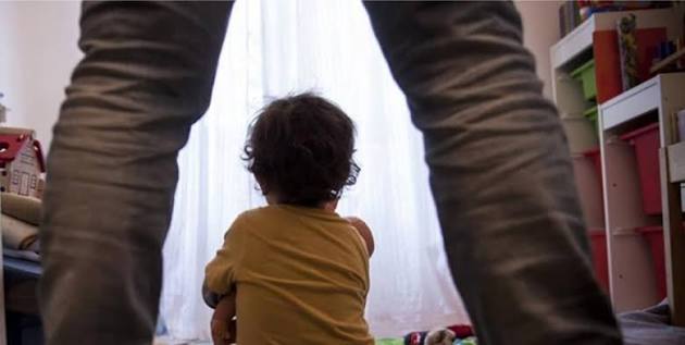 Detienen a extrabajador de guarderías acusado de abusar de más de 100 niños en Australia
