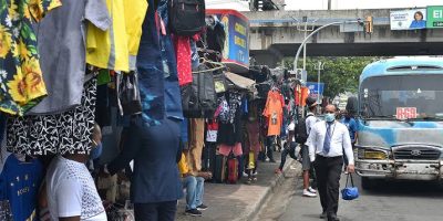 Crece la ocupación de aceras por ventas informales en la carretera Duarte Vieja, en Santo Domingo Oeste