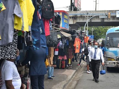 Crece la ocupación de aceras por ventas informales en la carretera Duarte Vieja, en Santo Domingo Oeste
