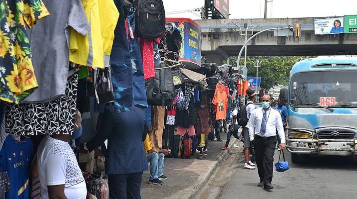 Crece la ocupación de aceras por ventas informales en la carretera Duarte Vieja, en Santo Domingo Oeste